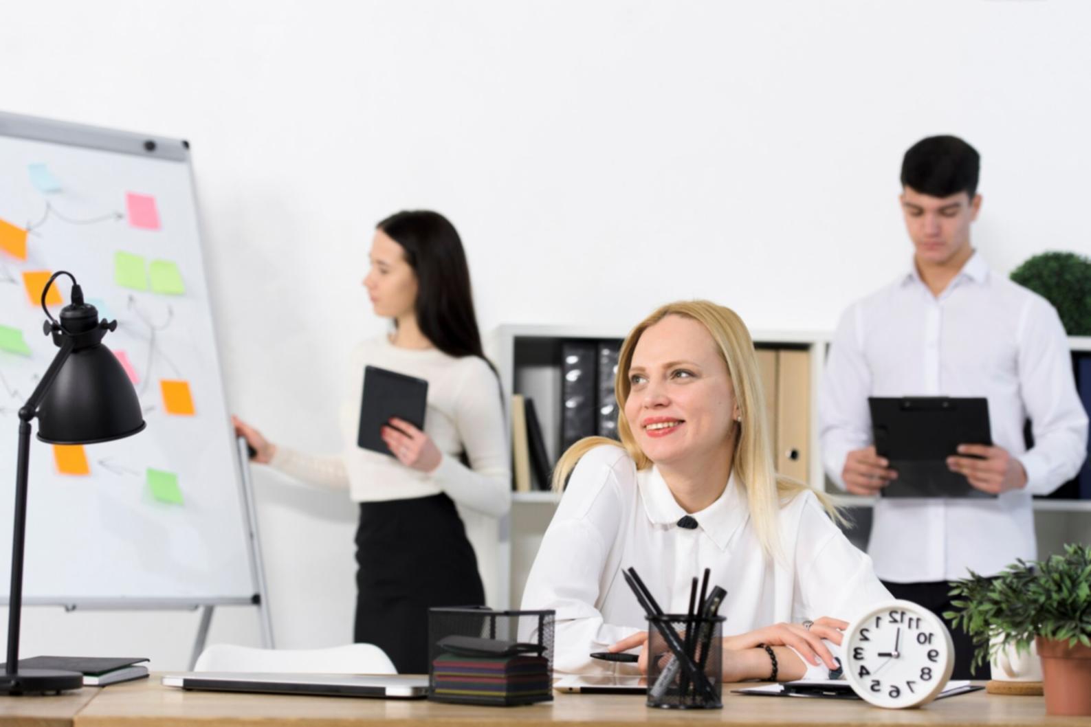 Teilnehmer diskutieren Budgetstrategien in kleiner Gruppe